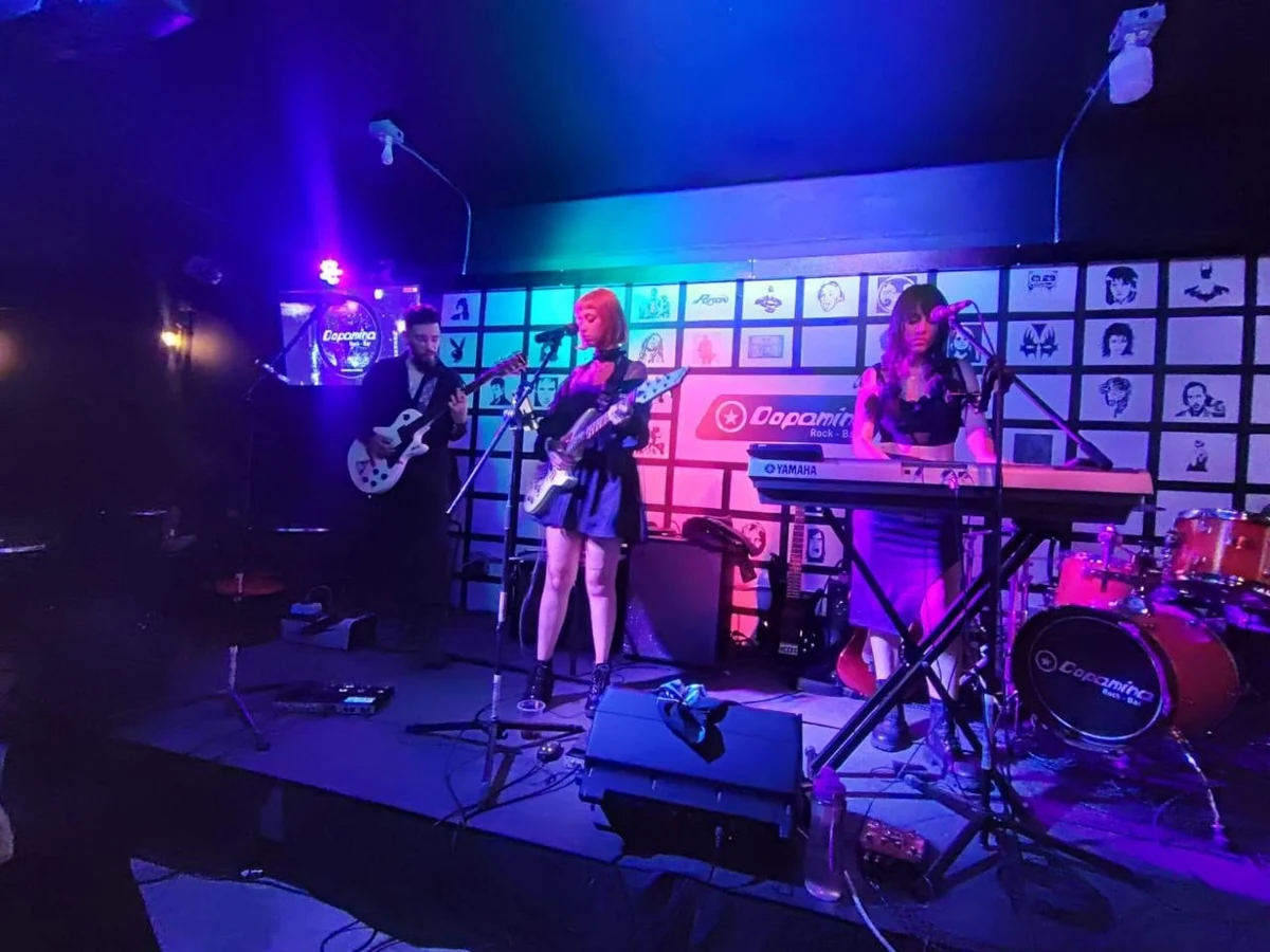 Hela Band: Rock en español